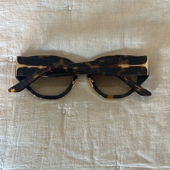 DEZI Charge It Tortoise Sunglasses - Picture 10 of 15